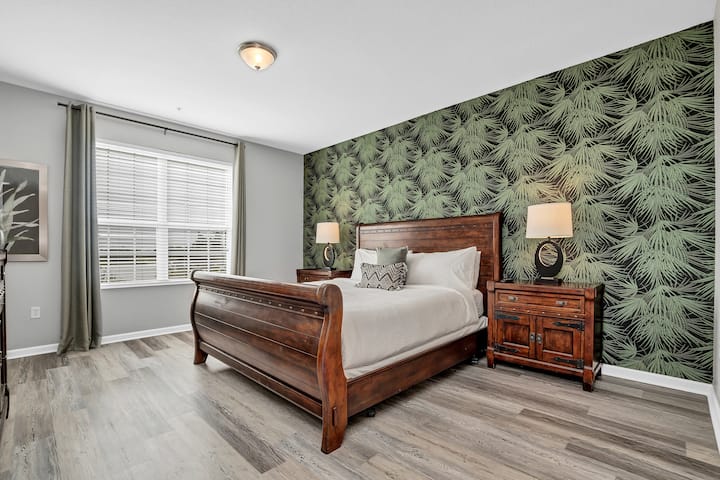 Lujo en capas: descubre capas de lujo en el dormitorio principal, donde un baño privado agrega una dimensión adicional de comodidad a tu estancia