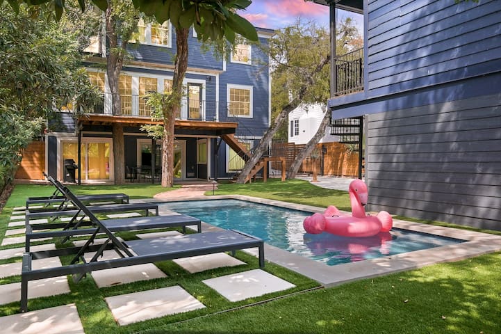 Sleeps 20 – Pool, Luxe Historic Home + Guest House