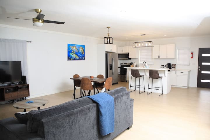 Steps To Grocery | Modern 2br Near Cable Beach - Bahamas
