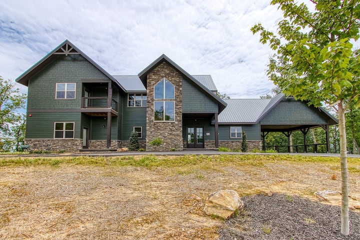 Summit Pool Mansion - 6 Bedrooms With Views! - Townsend, TN