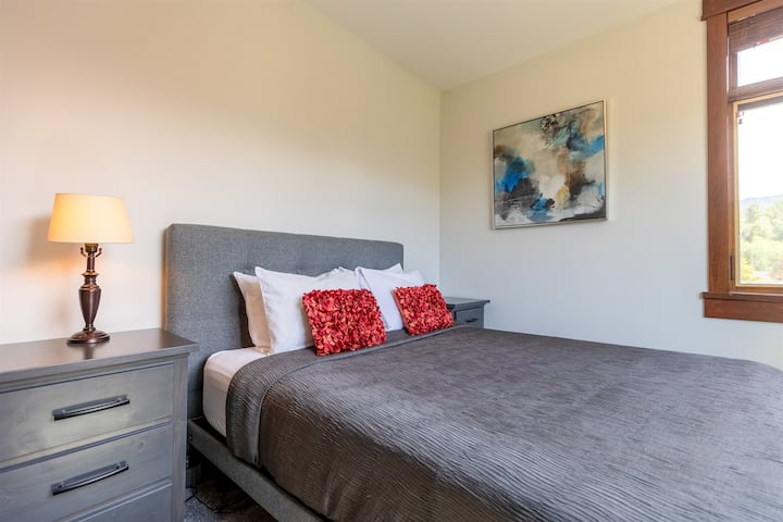 เตียงควีนไซส์พร้อมห้องน้ำในตัว l ชั้นบน