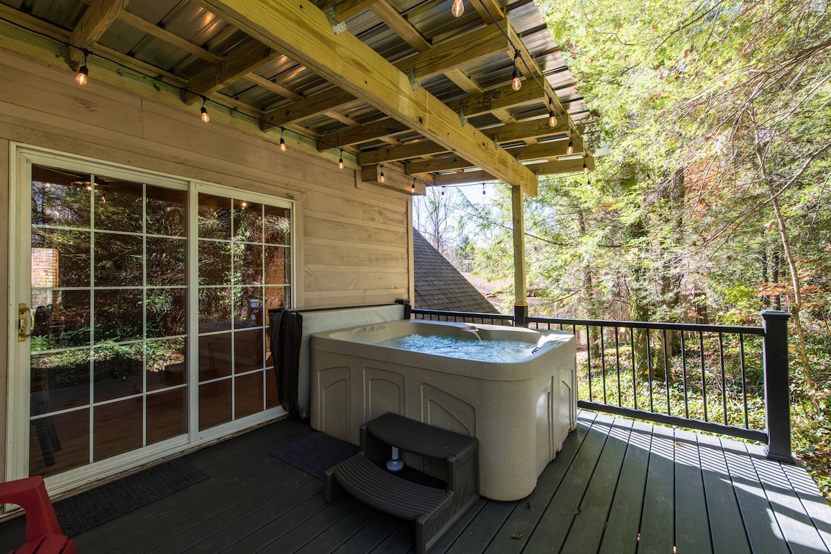 Gatlingburg • Arts District • HotTub • Romantic