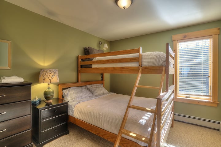 Druhá spálňa s poschodovou súpravou One Twin over Queen