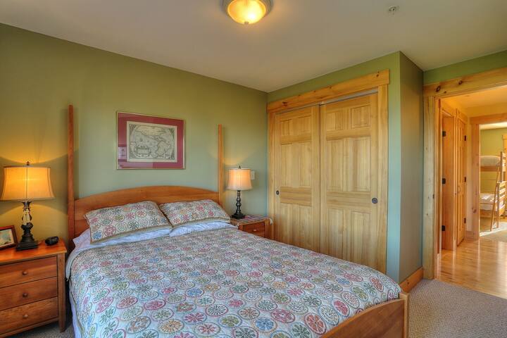 Prvá spálňa s manželskou posteľou