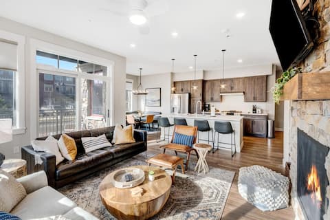 Downtown WP Loft 101 - Huge Hot Tub - Views - Bunk