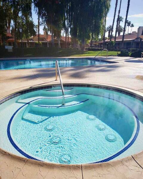Palm Desert Getaway- BEST location, Pool, Fun, Sun