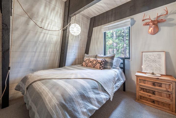 Spavaća soba na katu s bračnim krevetom (širine 150 - 179