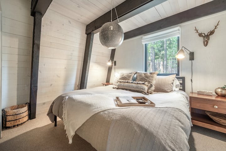 Spavaća soba na katu s bračnim krevetom (širine 180 - 200 cm)