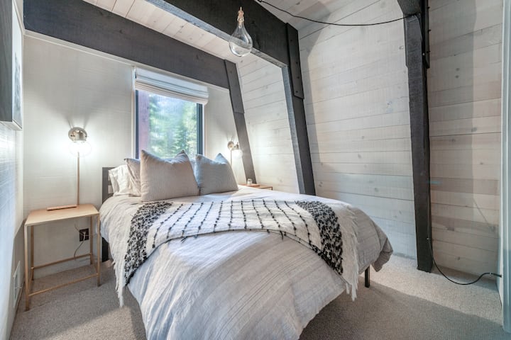 Spavaća soba na katu s bračnim krevetom (širine 150 - 179