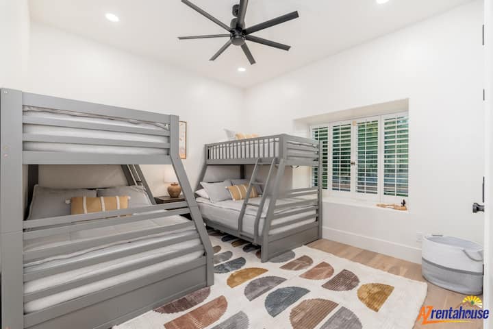 A tus pequeños les encantará esta luminosa habitación con literas con dos camas individuales resistentes y una alfombra colorida.