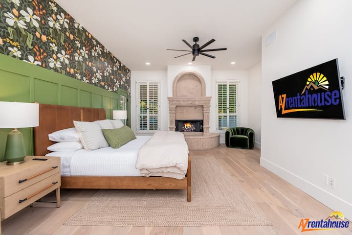 Relájate en tu serena suite principal, con una acogedora chimenea y un ambiente tranquilo para noches de descanso.