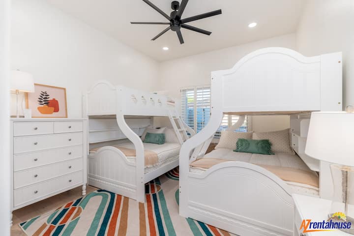 A tus hijos les encantará dormir en estas encantadoras literas blancas, completas con ropa de cama acogedora y detalles coloridos para dulces sueños.