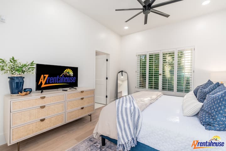 Relájate en tu dormitorio sereno con sábanas frescas, decoración de inspiración costera y entretenimiento al alcance de tu mano.