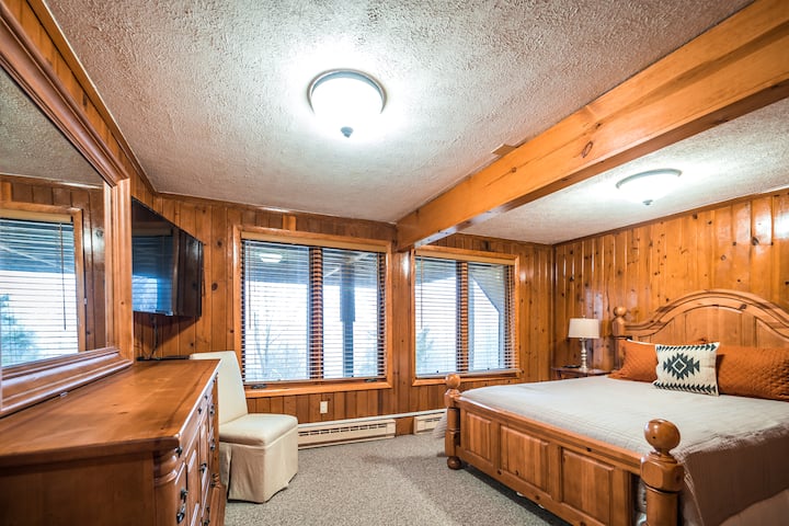 Alquileres vacacionales elevados - Land 's End 10 - Dormitorio principal en el primer piso con baño privado