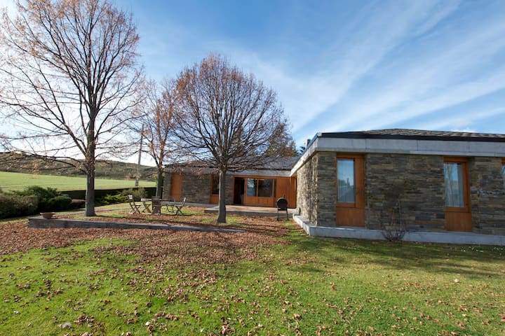 Impresionant Xalet la Roca Forada