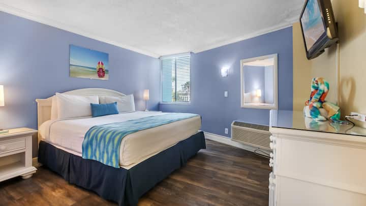 Pelican Pointe 229:walk To Beach~pool~free Parking - Clearwater Beach, FL