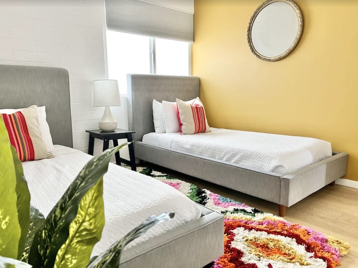 第三间卧室， 2张双床床客房。