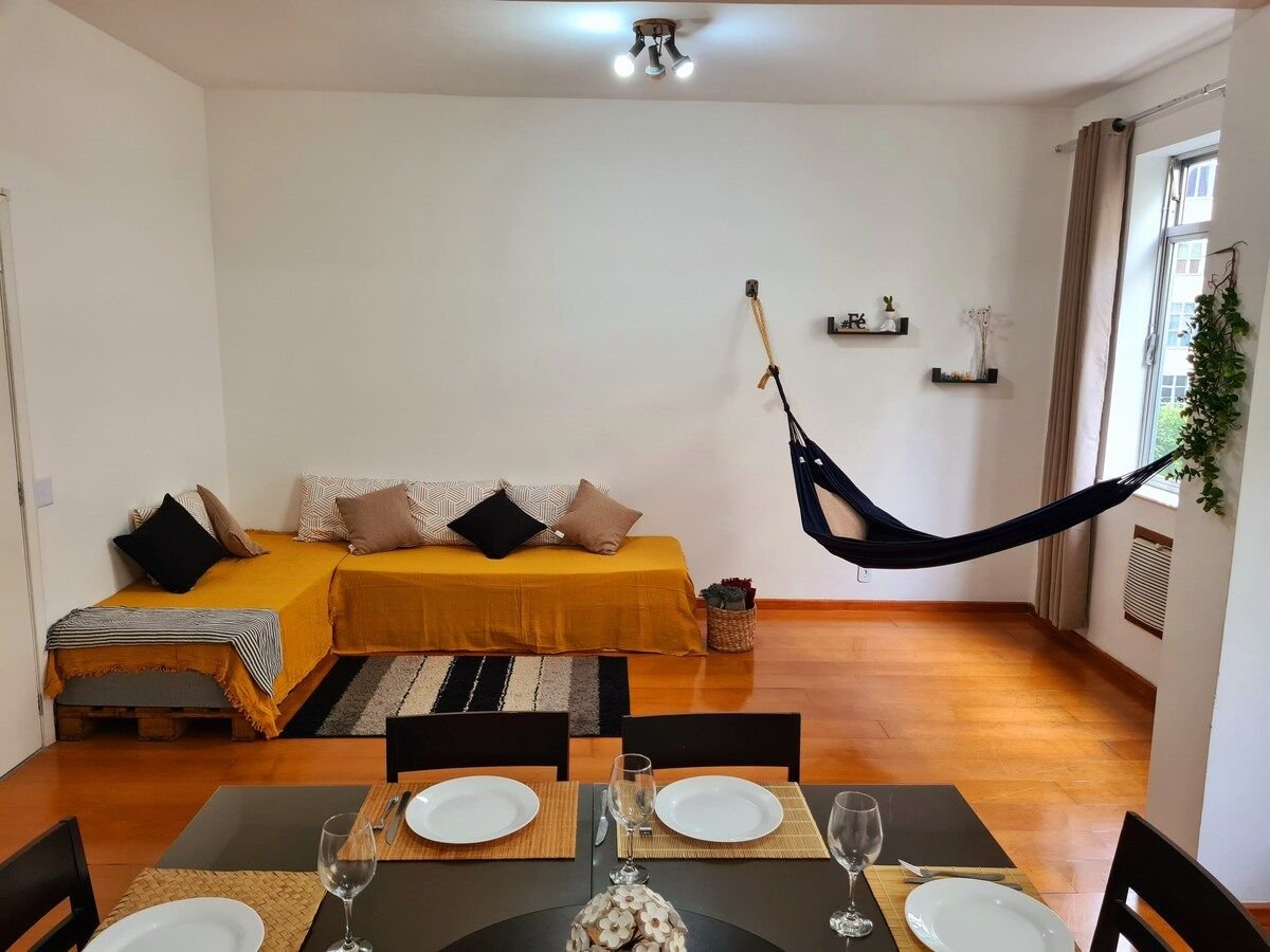 סלון עם ספה, ערסל, מיזוג אוויר, חלון עם אור טבעי, רצפת עץ, שולחן אוכל גדול, וילונות, טלוויזיה חכמה, אינטרנט, ערוצי כבלים.