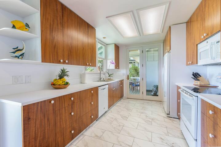 Modern Home with Hot Tub, AC & Ocean Views! gallery image 5