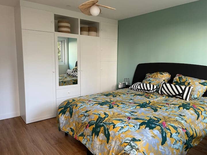 Სიახლე: ბინა ფეხებით წყალში