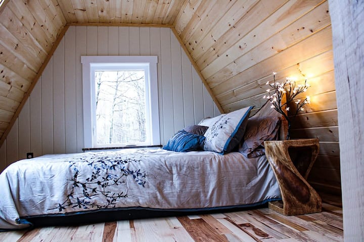 Cozy loft queen bed