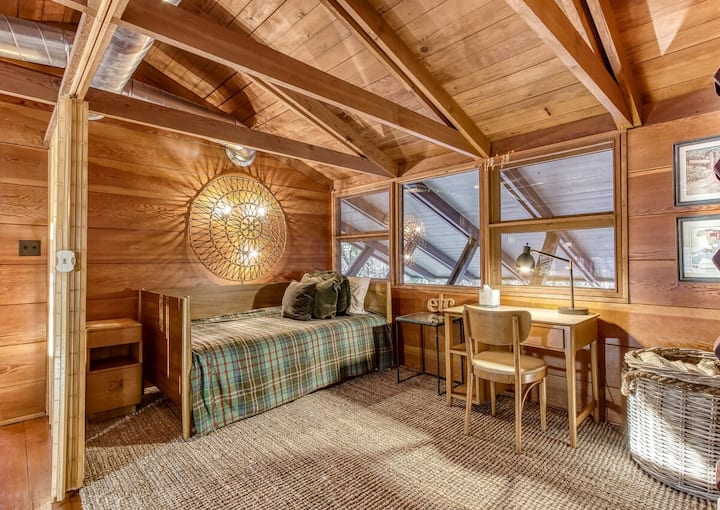 לופט עם מסך במבוק נפתח לפרטיות נוספת. 