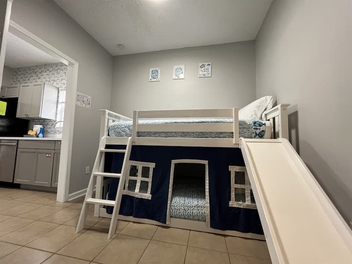 Бонус Rm - извън кухнята с двуетажни легла за детски игри