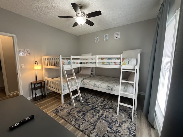 Спалня №3 = 4 души с 2 двуетажни легла