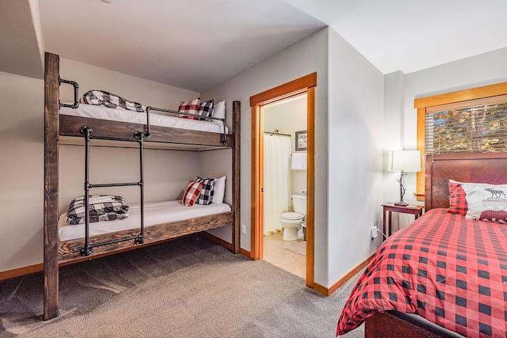 Piso inferior, quarto 4 - cama queen, beliche com duas camas de solteiro + banheiro (dormir 4)