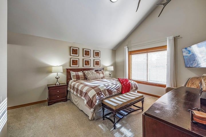 Piso Superior - Quarto 2 - Cama King com Vistas Expansivas + Banheiro Suíte