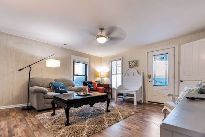 Pet-friendly 2br Ranch W/ Wifi & Parking By Rtp - Cary, NC