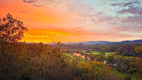 Spacious Gathering~Firepit~Waterfront~WiFi