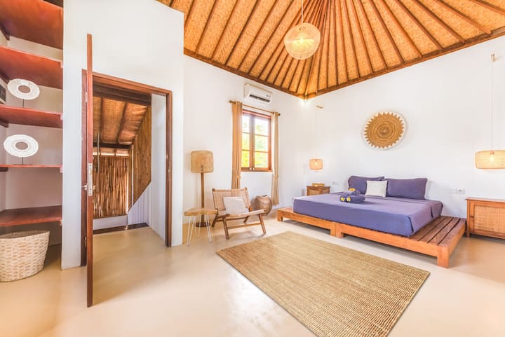 غرفة النوم في الطابق العلوي