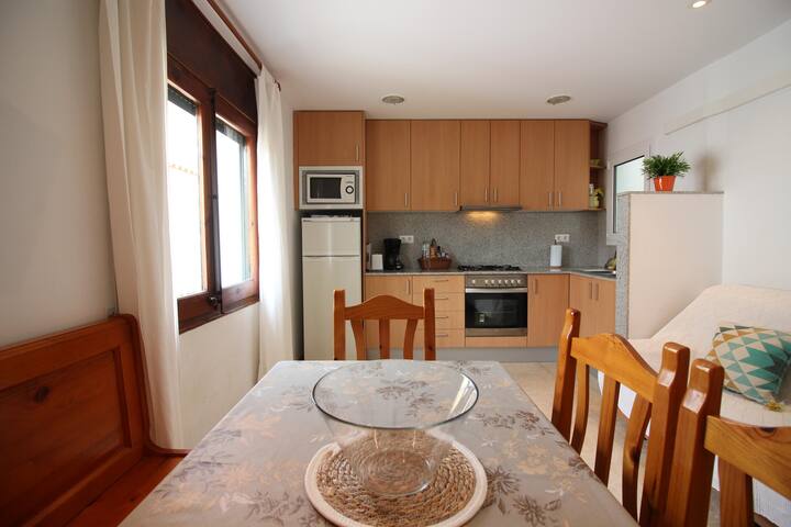 cosconilles -apartment in the center of roses, onl gallery image 2