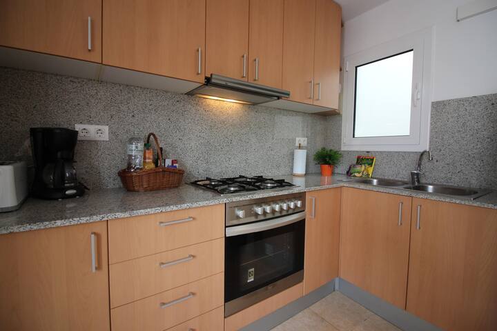 cosconilles -apartment in the center of roses, onl gallery image 3