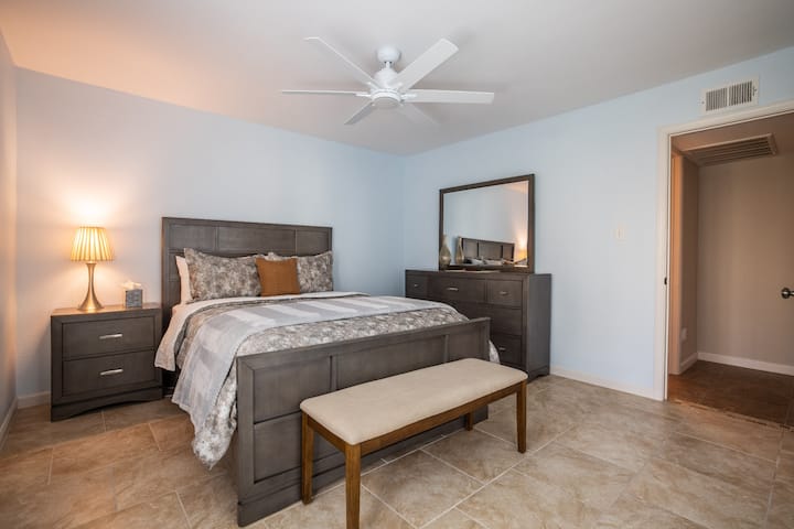 غرفة نوم جذابة للضيوف بسرير بحجم كبير