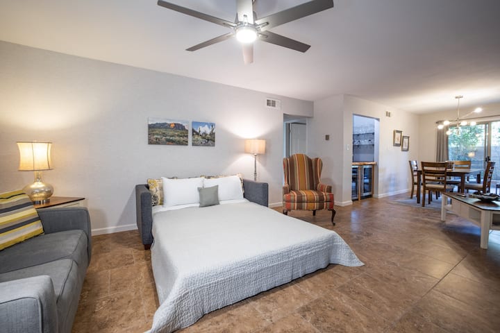 أريكة بسرير بحجم كبير مع مرتبة مريحة للزوار أثناء الليل