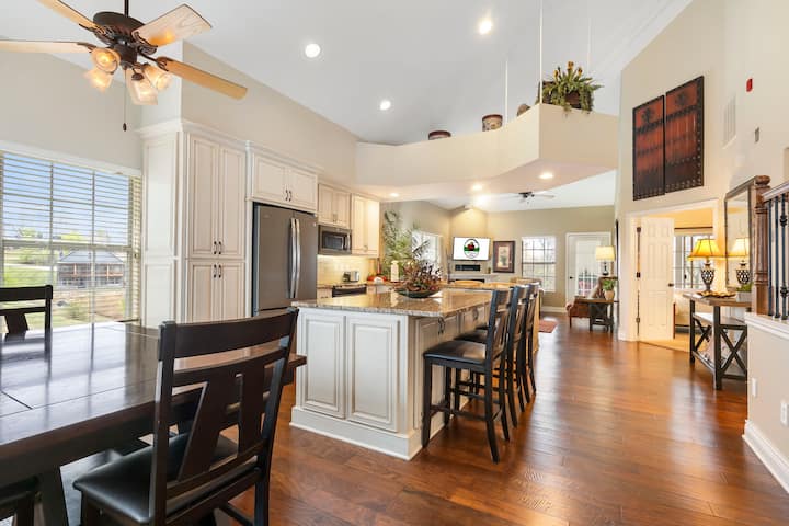 Branson Family Getaway  Legacy 3br Condo W/ Jetted Tub + Pool - ミズーリ州