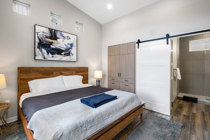 غرفة النوم رقم1 - سرير كينج، تلفزيون ذكي، حمام ملحق