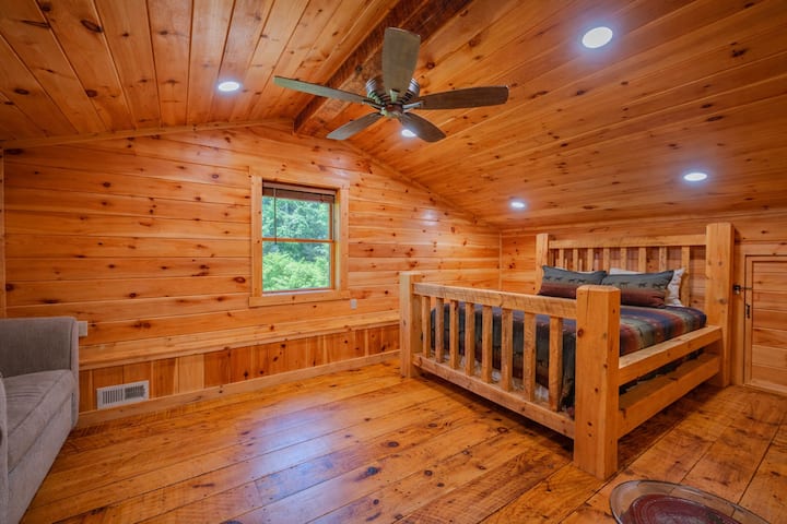 Queen Bedroom #4 of 4 (upstairs at Stable)