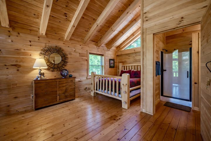 Barn Queen Bedroom 1 of 4 (Alternative View)