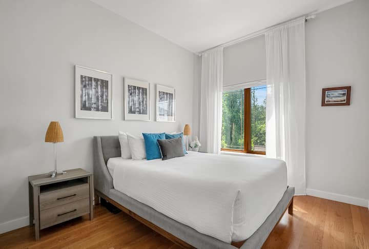 Segundo dormitorio, ubicado en el segundo piso, con una cama tamaño queen.