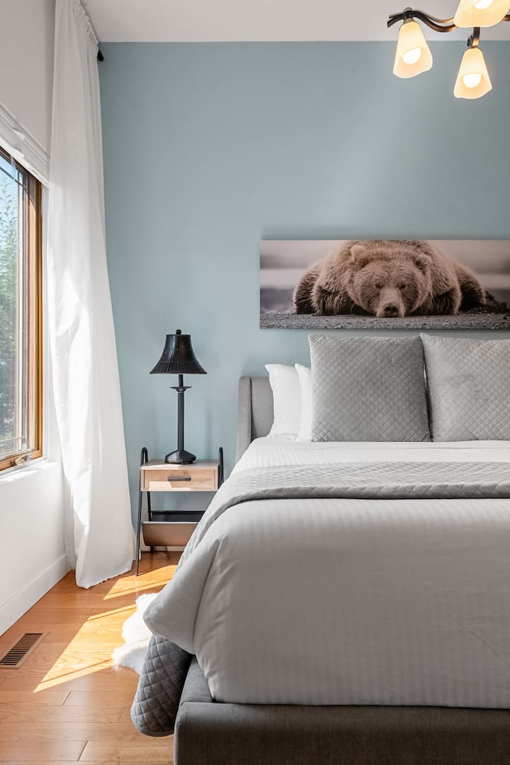 Tercer dormitorio, ubicado en el segundo piso, con una cama tamaño queen.
