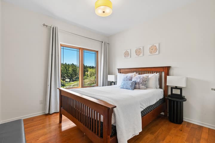 Cuarto dormitorio, ubicado en el piso superior (tercer), con una cama tamaño queen.
