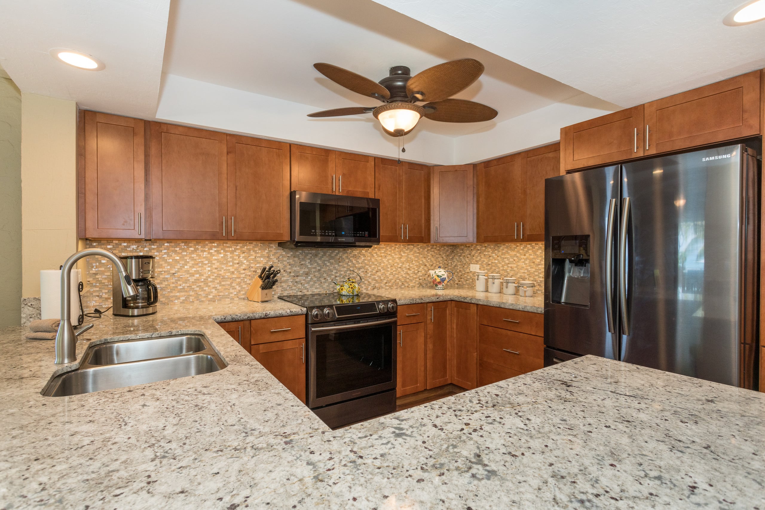 Condo in Kailua-Kona · ★4.48 · 2 bedrooms · 3 beds · 2 baths - Image 4