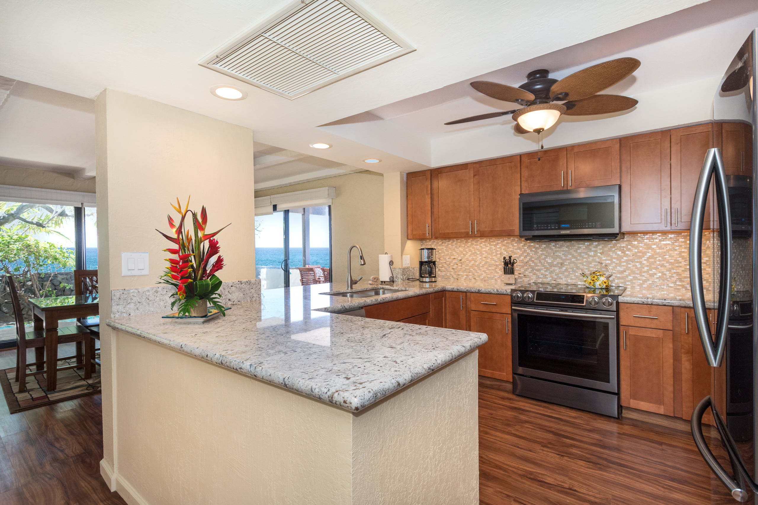 Condo in Kailua-Kona · ★4.48 · 2 bedrooms · 3 beds · 2 baths - Image 2