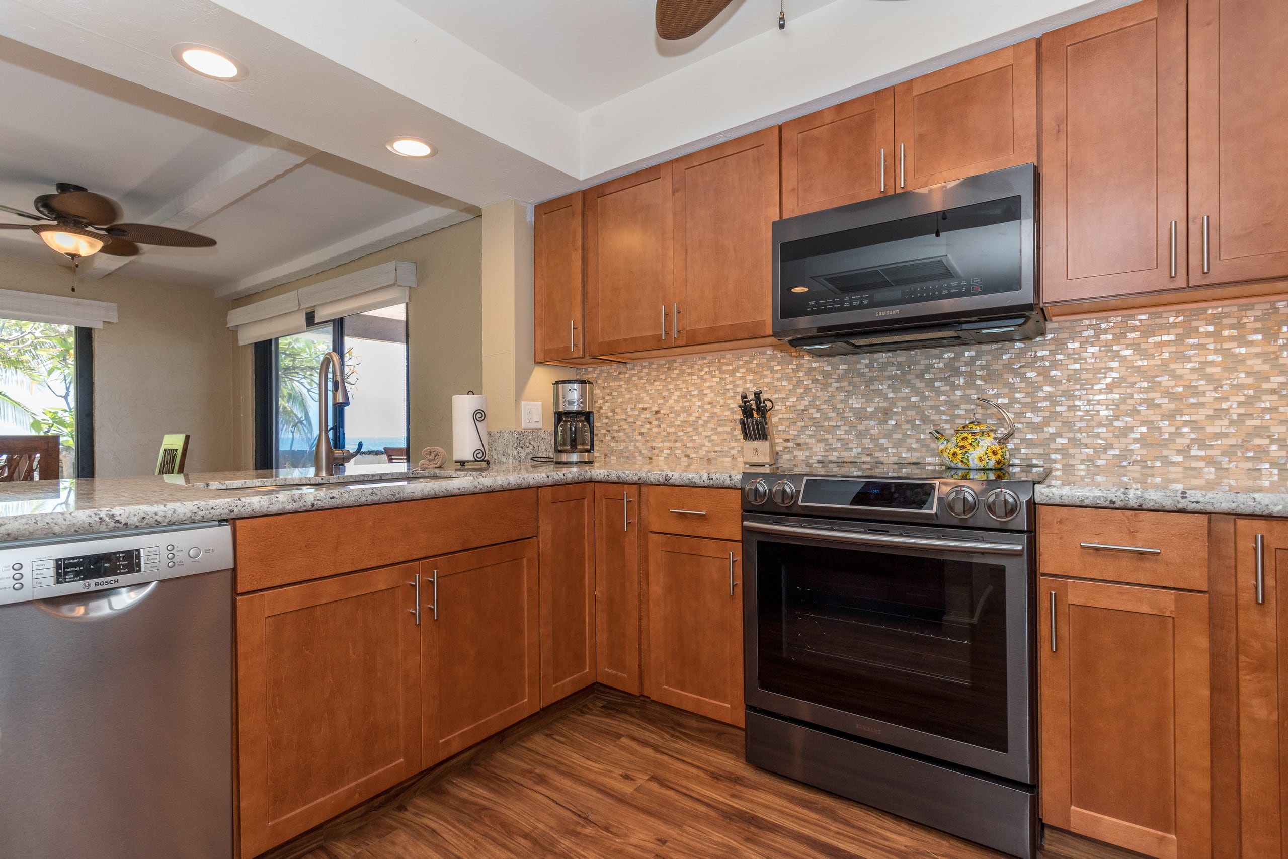 Condo in Kailua-Kona · ★4.48 · 2 bedrooms · 3 beds · 2 baths - Image 6