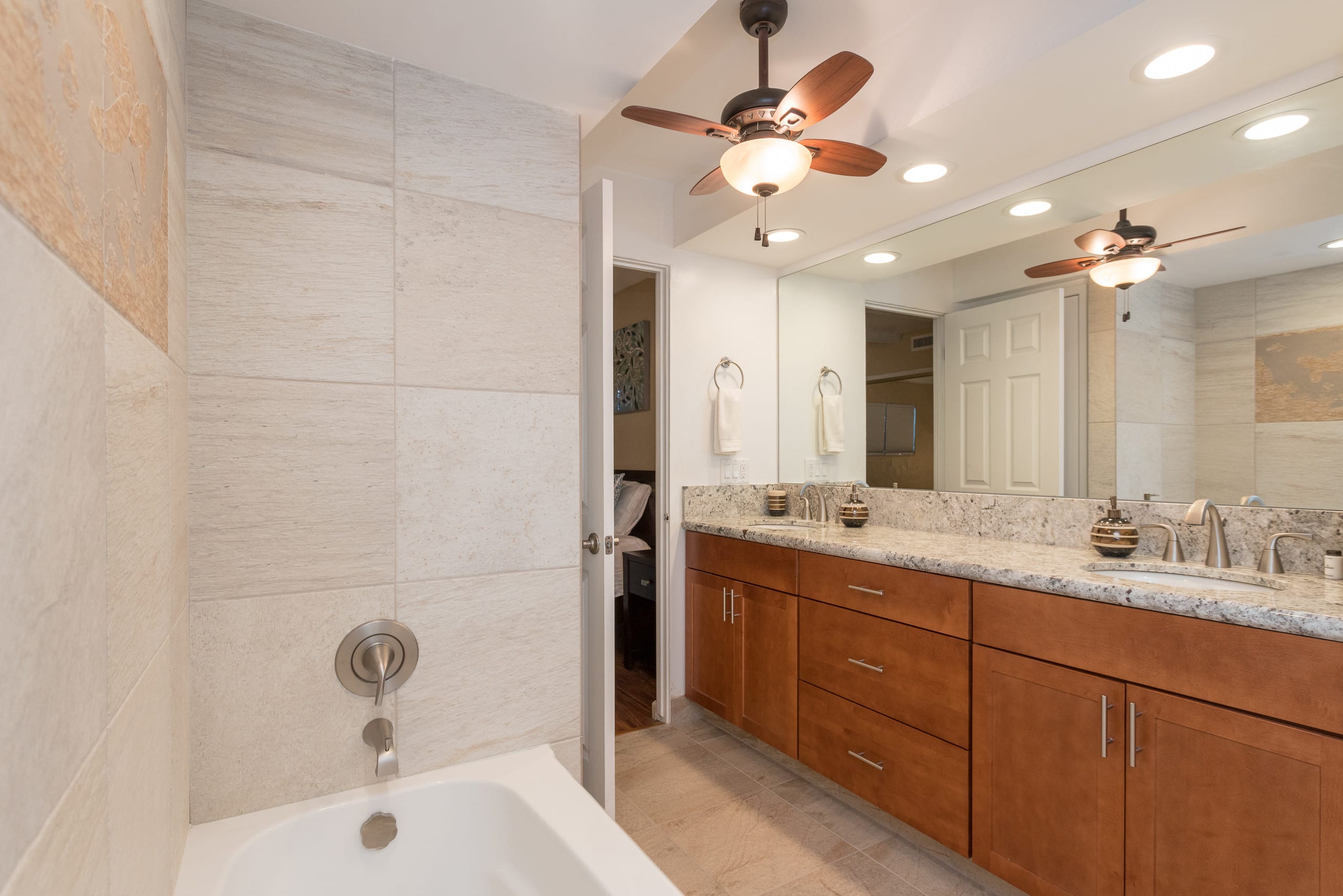 Condo in Kailua-Kona · ★4.48 · 2 bedrooms · 3 beds · 2 baths - Image 14