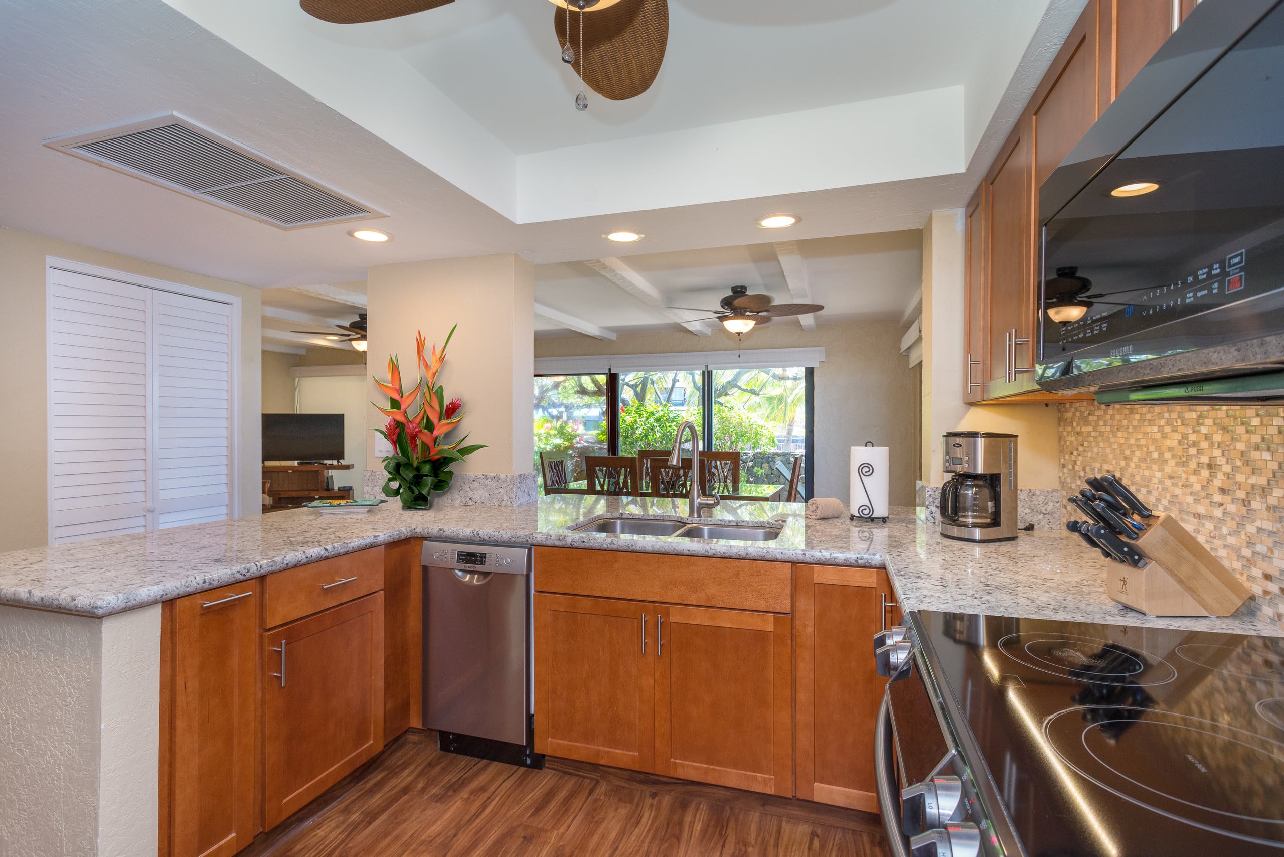Condo in Kailua-Kona · ★4.48 · 2 bedrooms · 3 beds · 2 baths - Image 7