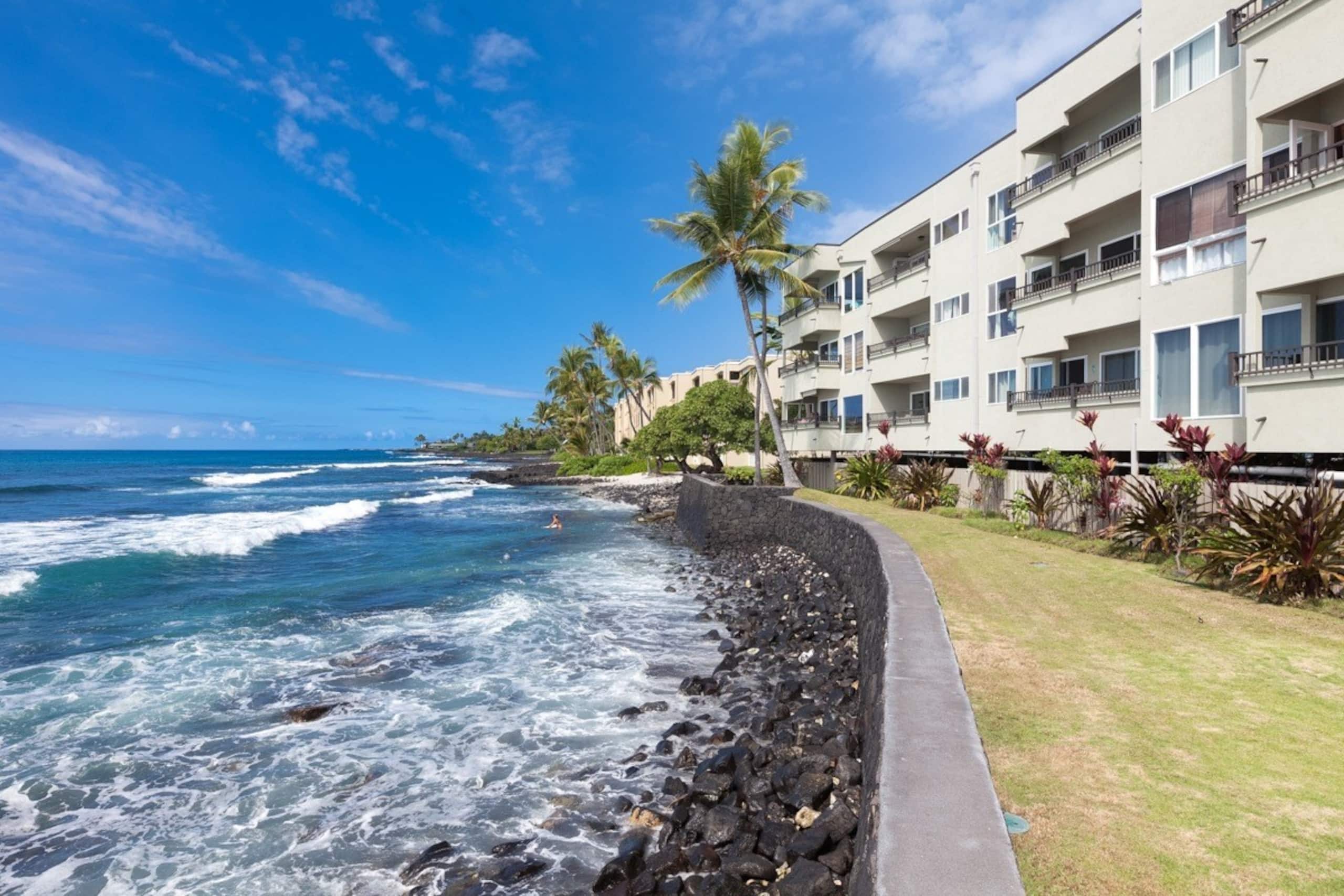 Condo in Kailua-Kona · ★4.45 · 2 bedrooms · 2 beds · 2 baths - Image 15